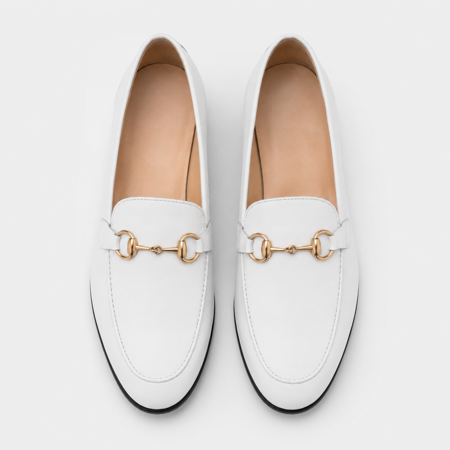 mocassin en cuir blanc avec mors doré vue de hauteur non portée