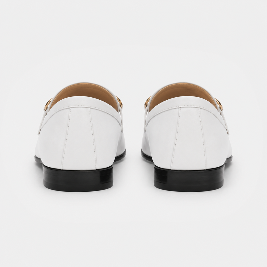 mocassin en cuir blanc avec mors doré vue arrière non portée