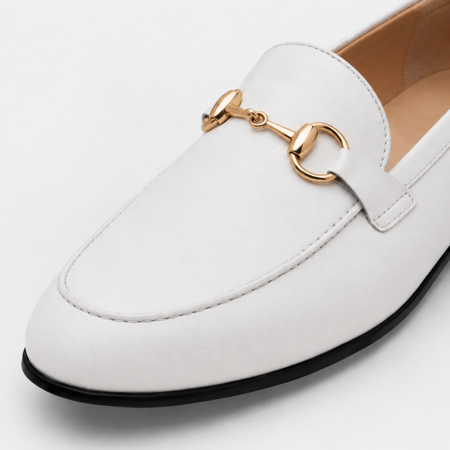 mocassin en cuir blanc avec mors doré vue détaillé de proche non portée