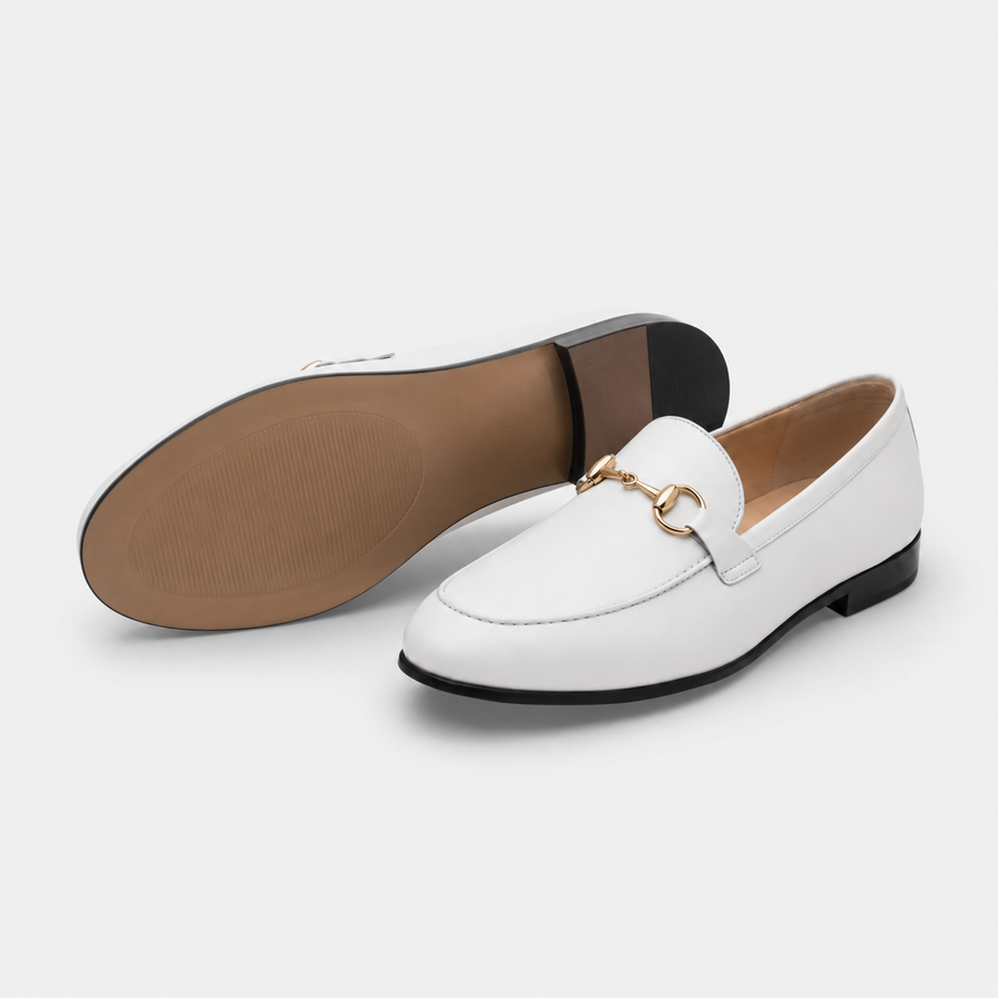 mocassin en cuir blanc avec mors doré vue complete non portée avec semelle 