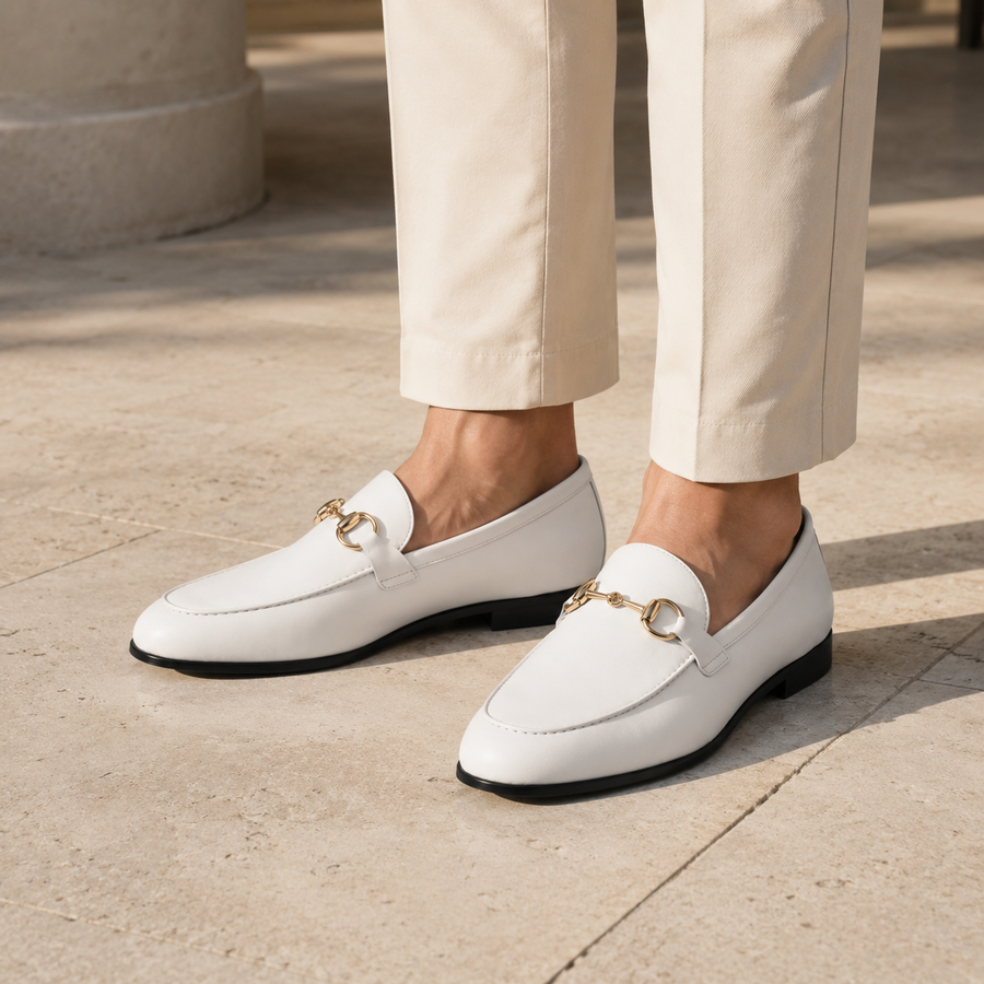 mocassin en cuir blanc avec mors doré vue porté moyen stable en arrêt