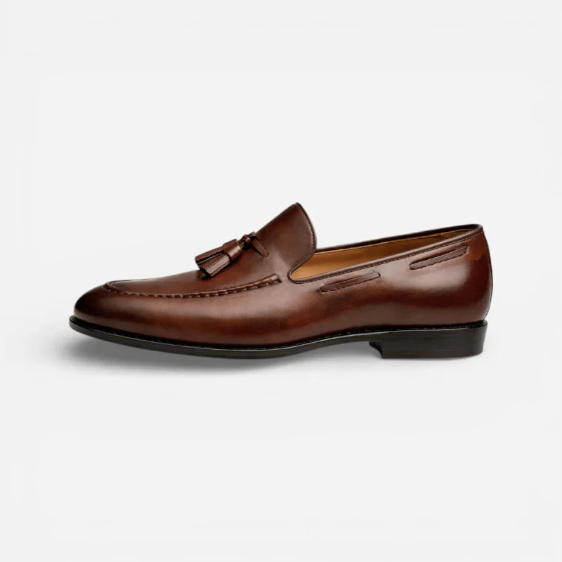 mocassin en cuir vernis marron vue de cote