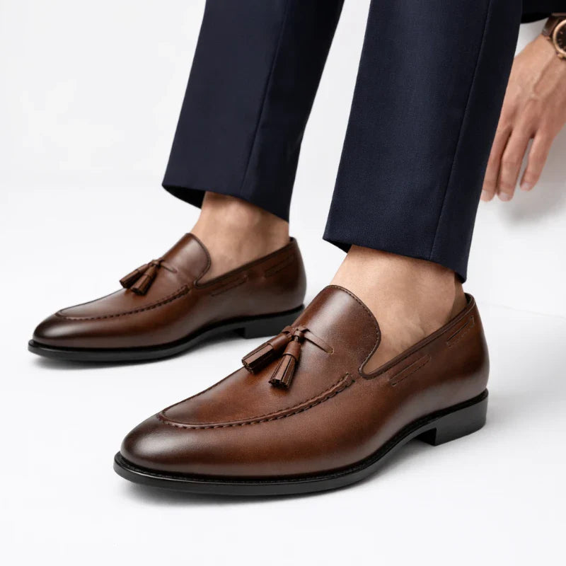 mocassin en cuir vernis marron vue portee de proche 