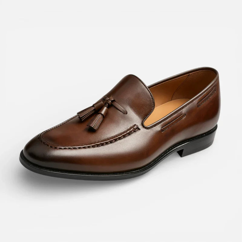 mocassin en cuir vernis marron vue proche