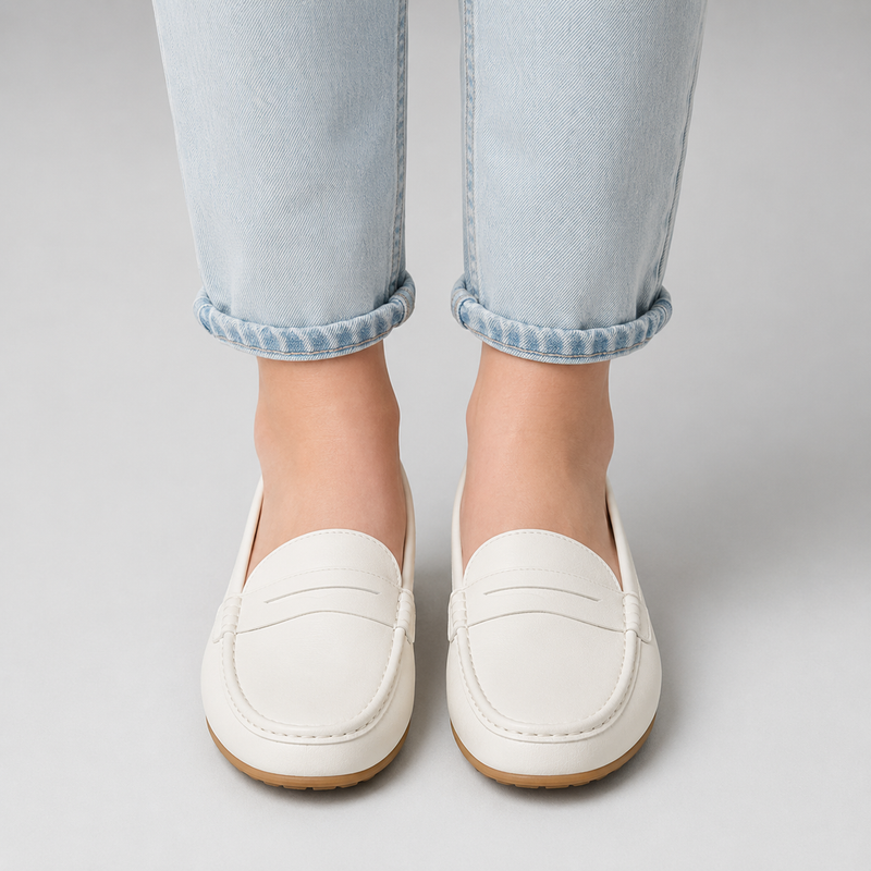 Mocassin en cuir mat blanc pour femme porté avec un jean clair