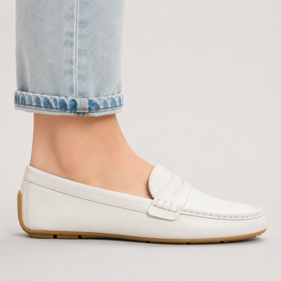 Vue latérale du mocassin en cuir mat blanc pour femme