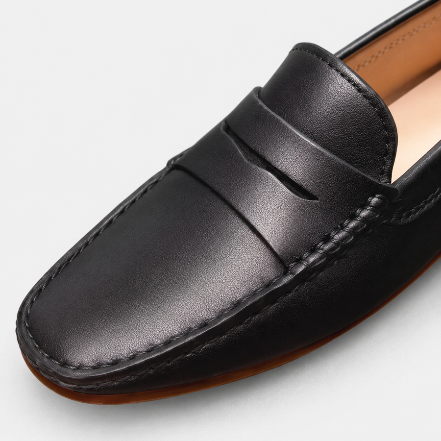 Gros plan sur un mocassin en cuir mat noir pour femme