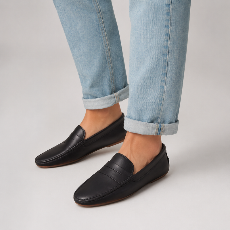 Mocassin en cuir mat noir pour femme porté avec un jean clair