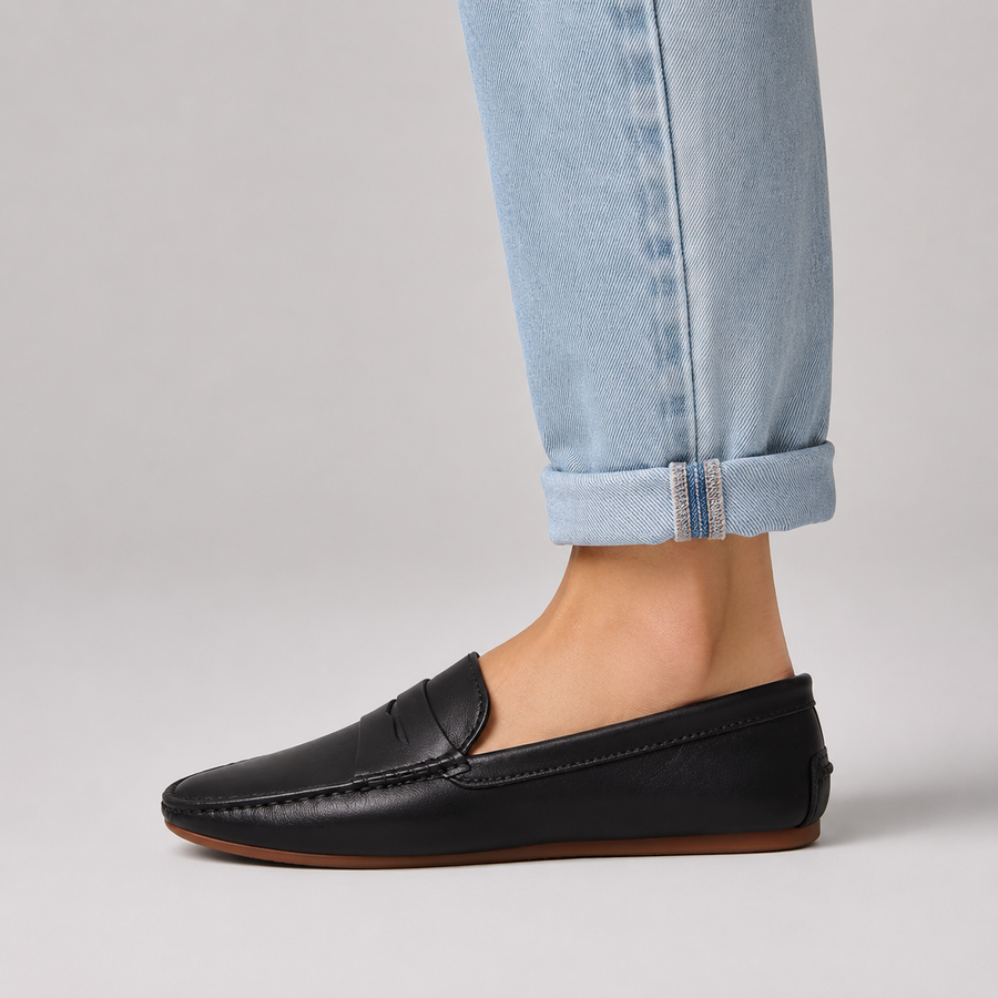 Vue latérale du mocassin en cuir mat noir pour femme