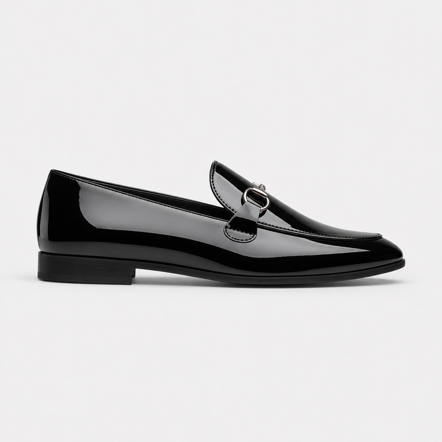 mocassin en cuir noir vernis pour costume vue de cotee non portee
