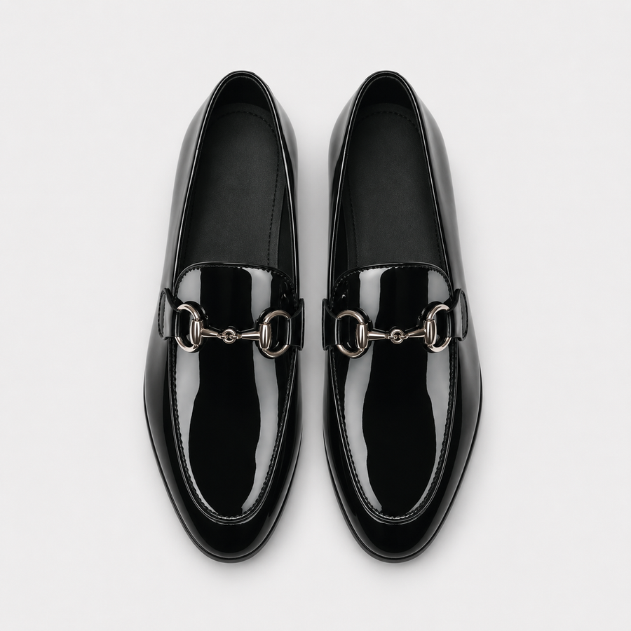 mocassin en cuir noir vernis pour costume vue en hauteur non portee