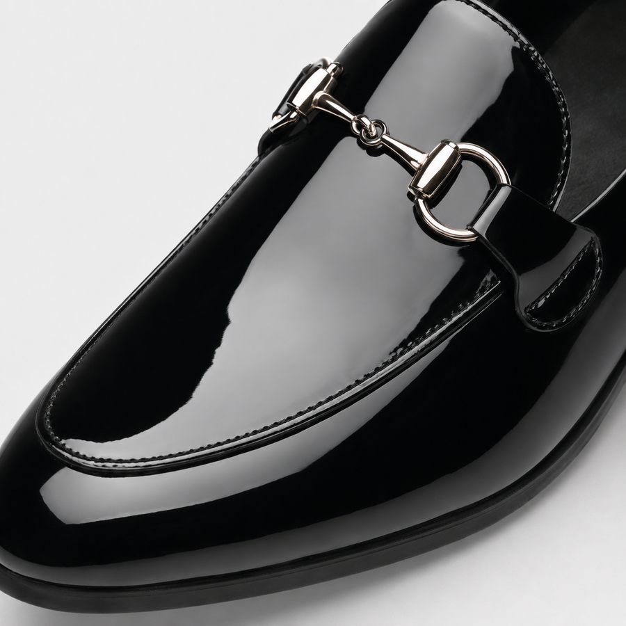 mocassin en cuir noir vernis pour costume vue proche tres detaille non portee