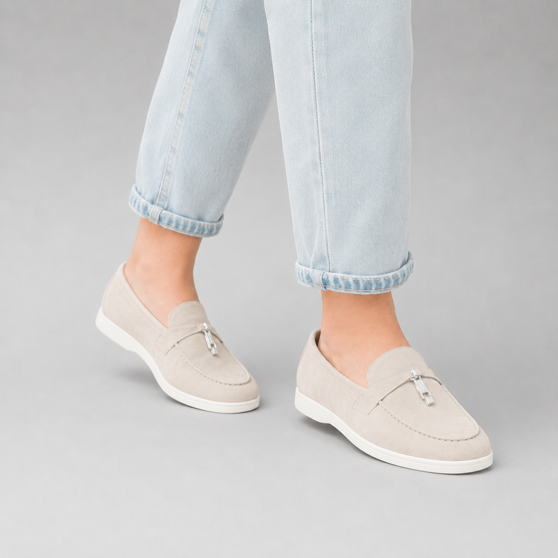 Mocassin en daim beige à gland pour femme porté avec un jean clair