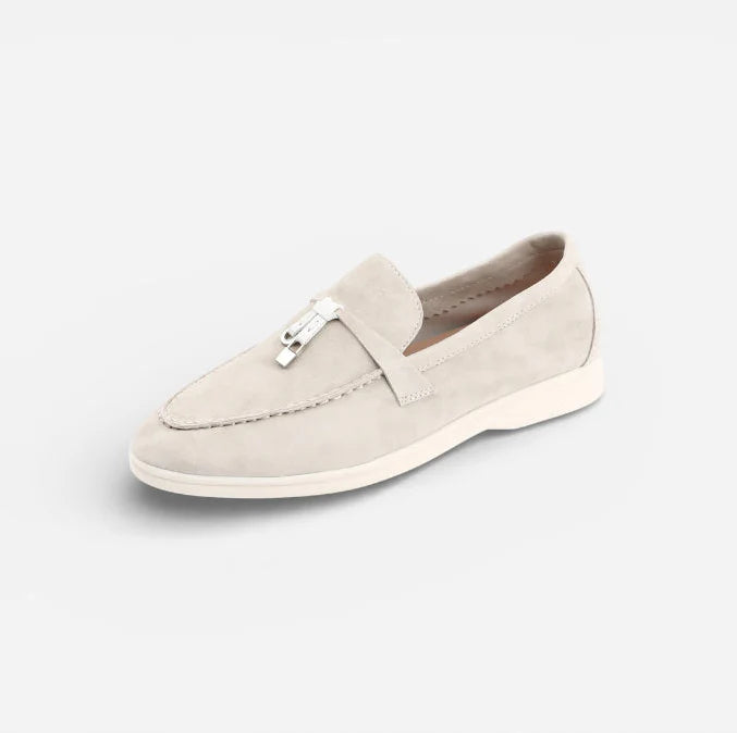 Mocassin en daim beige à gland pour femme présenté seul
