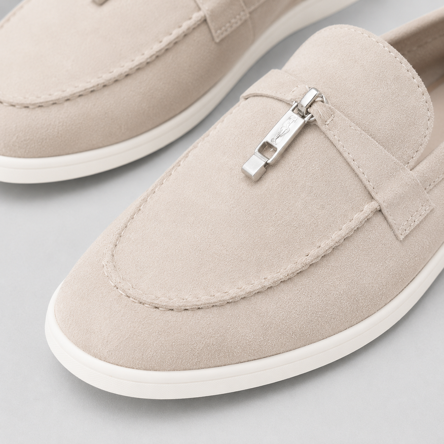 Vue détaillé du mocassin en daim beige à gland pour femme