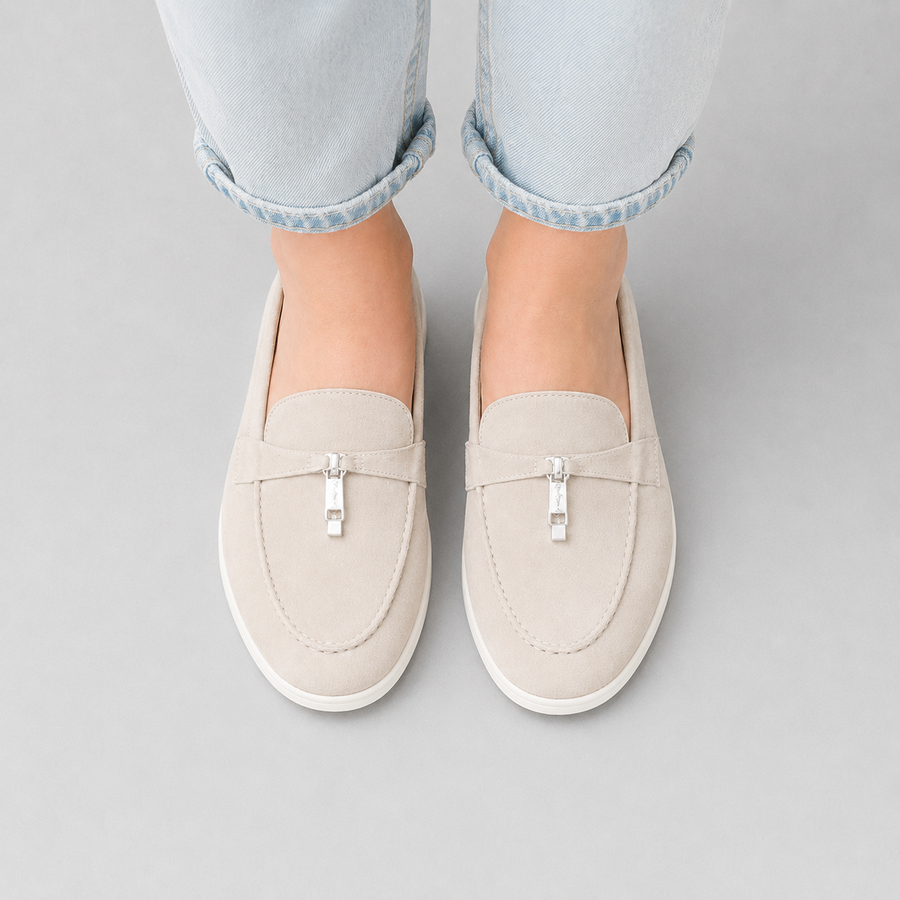 Vue de hauteur du mocassin en daim beige à gland pour femme
