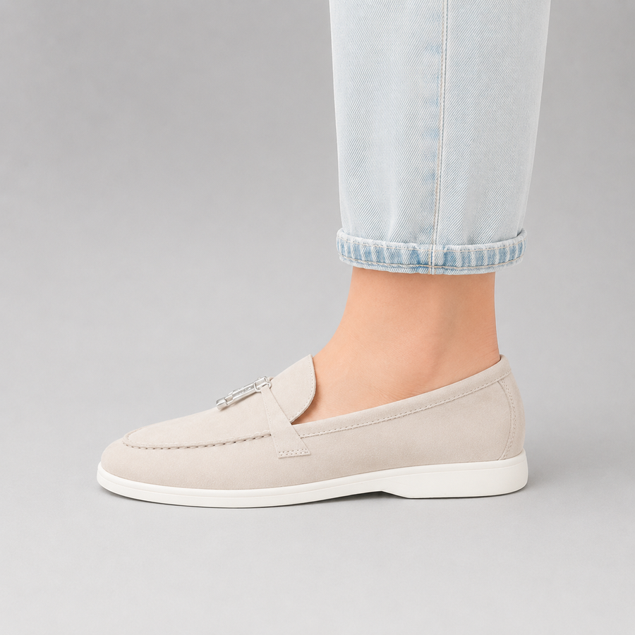 Vue latérale du mocassin en daim beige à gland pour femme