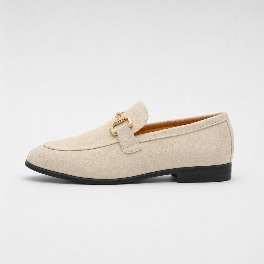 mocassin en daim beige avec mors dore vue de cote non portee