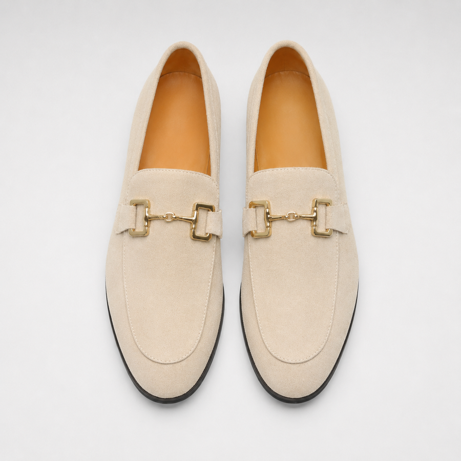 mocassin en daim beige avec mors dore vue de hauteur non portee