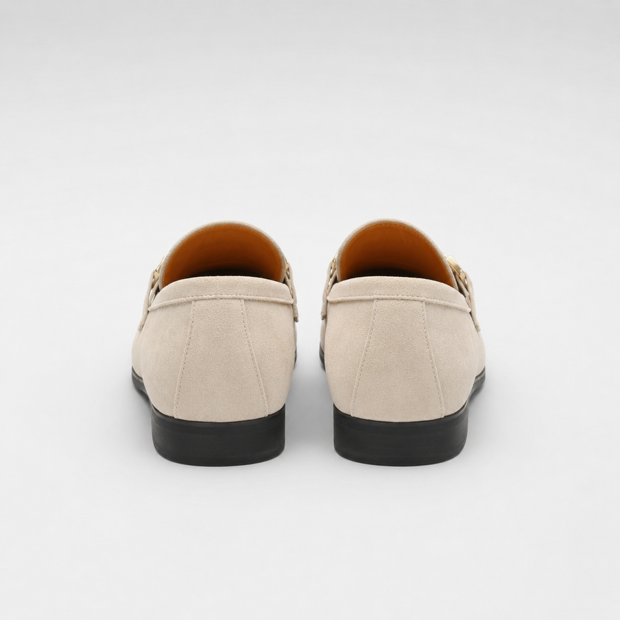 mocassin en daim beige avec mors dore vue arriere non portee