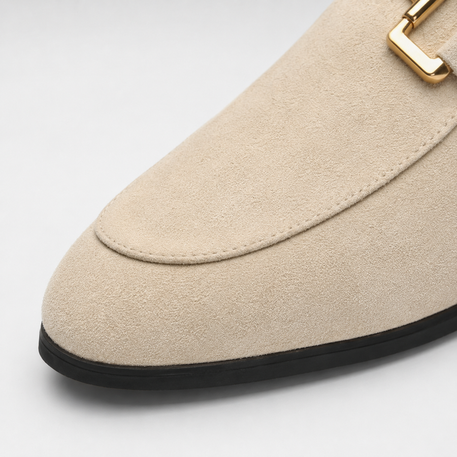 mocassin en daim beige avec mors dore vue detaille de tres pres