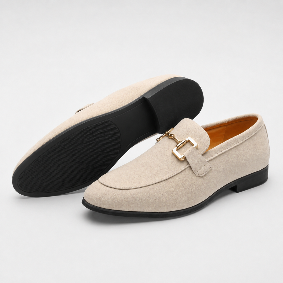 mocassin en daim beige avec mors dore vue complete semelle non portee