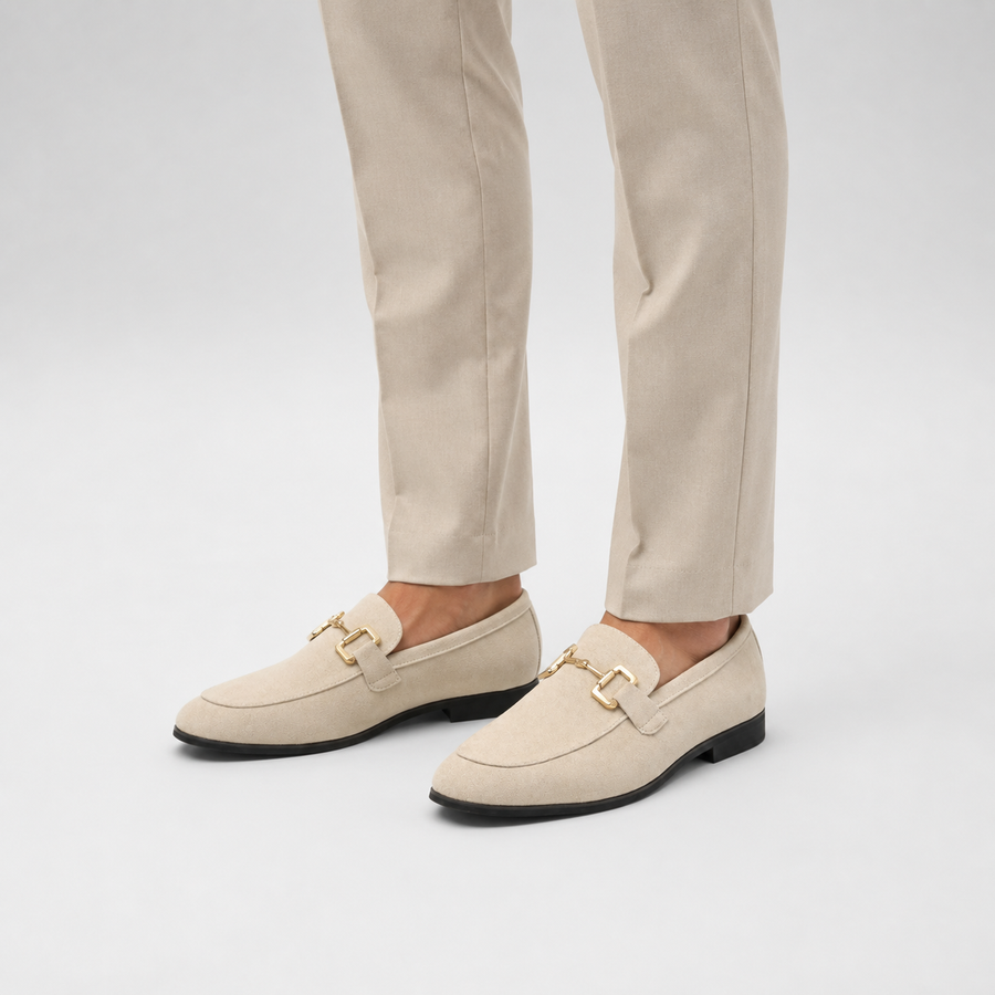 mocassin en daim beige avec mors dore portee stable en arret vue moyenne