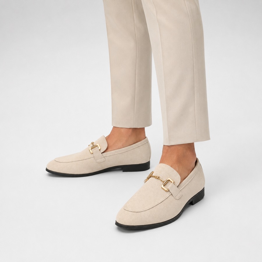 mocassin en daim beige avec mors dore vue porte moyenne