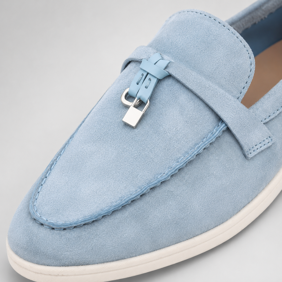 Gros plan sur le gland décoratif d’un mocassin en daim bleu ciel pour femme
