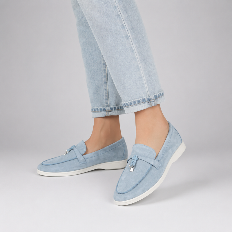 Mocassin en daim bleu ciel à gland pour femme porté avec un jean clair