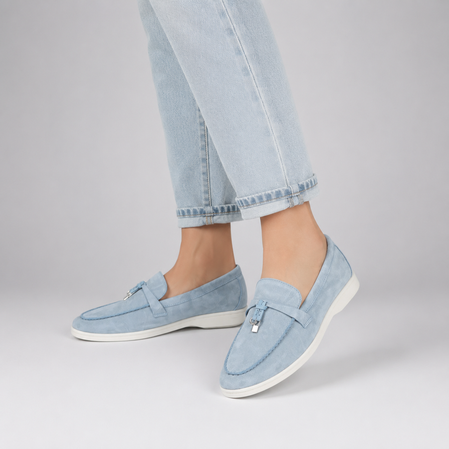 Mocassin en daim bleu ciel à gland pour femme porté avec un jean clair