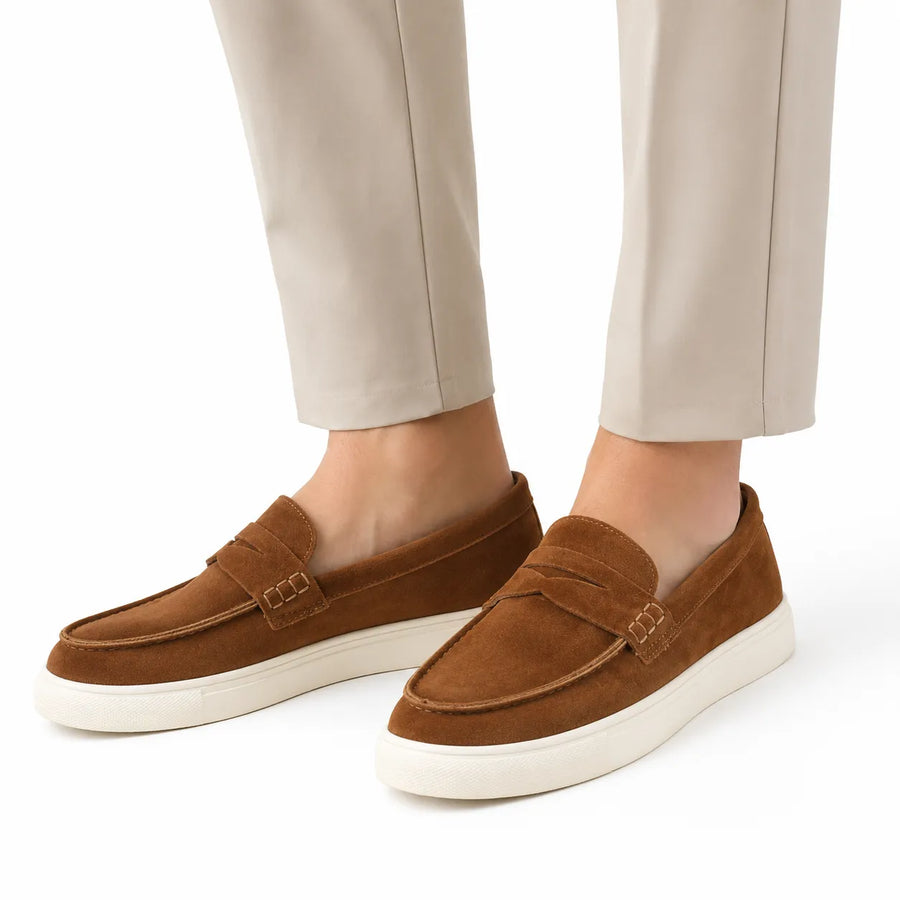 Mocassin homme daim cousu main - vue d'ensemble posé