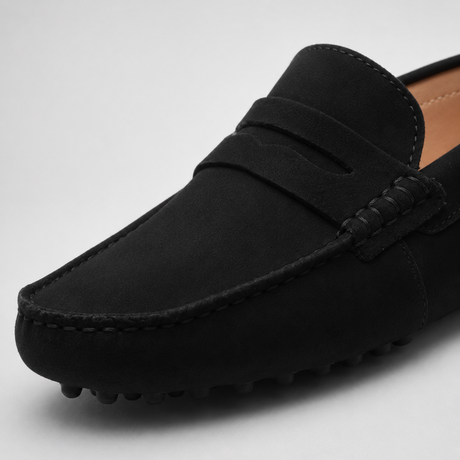 Gros plan sur un mocassin en daim noir pour femme