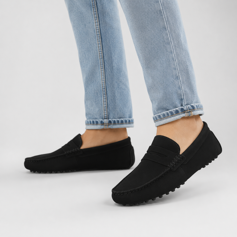 Mocassin en daim noir pour femme porté avec un jean clair