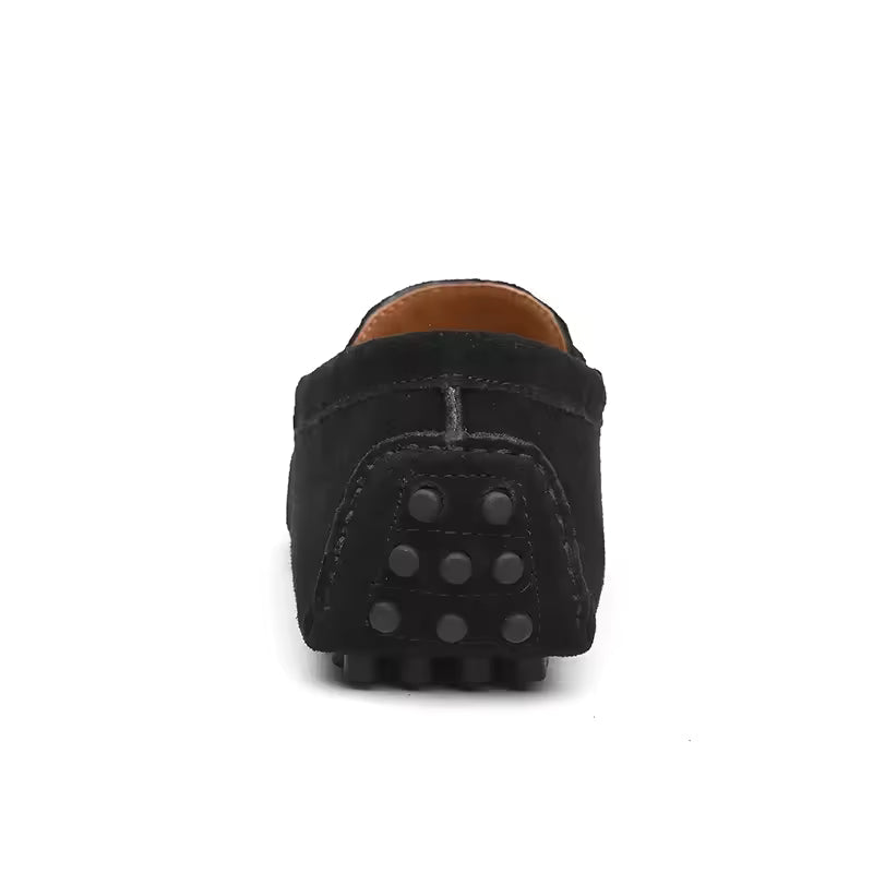 Vue arrière d’un mocassin en daim noir pour femme avec semelle à picots