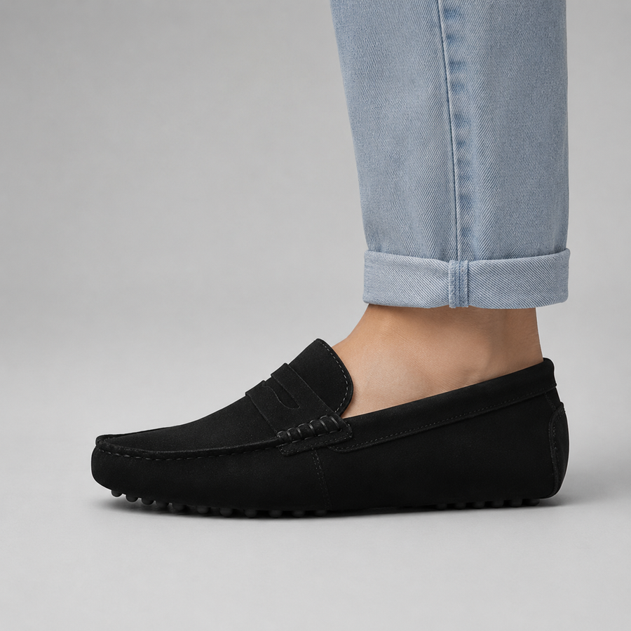 Vue latérale du mocassin en daim noir pour femme