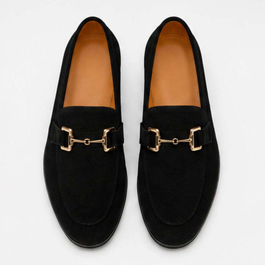 mocassin en daim noir nubuck avec mors dore vue de hauteur