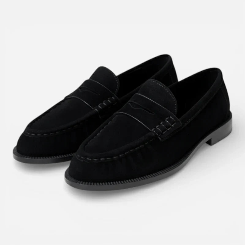 Gros plan sur un mocassin en daim noir pour femme