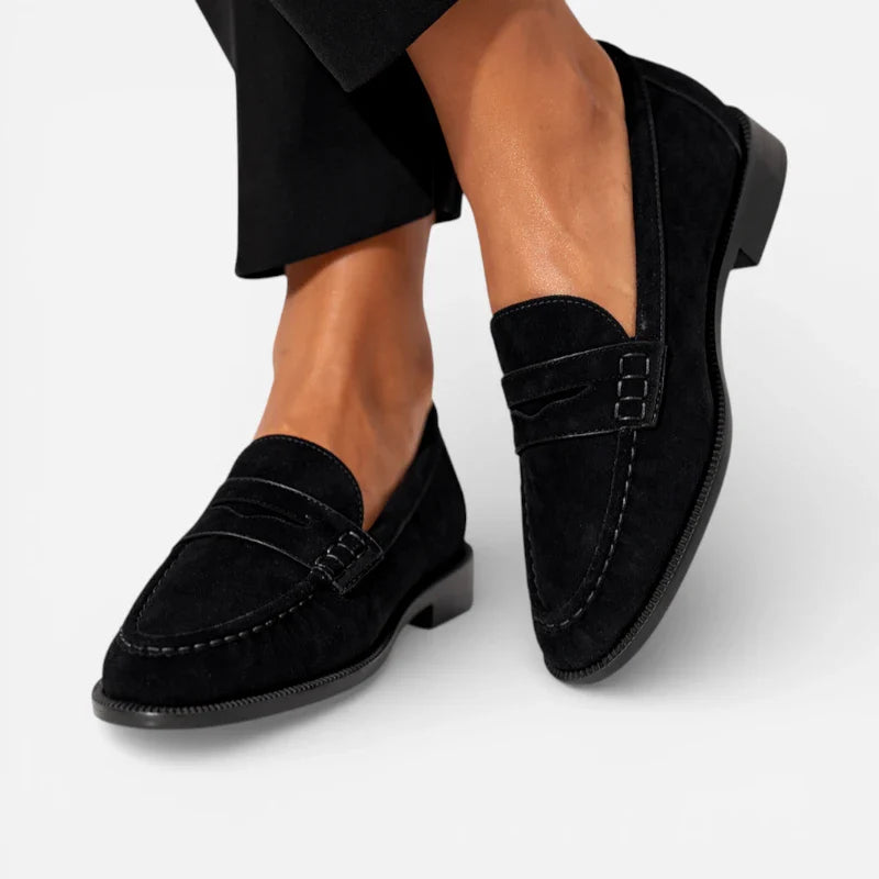 Vue arrière du mocassin en daim noir pour femme
