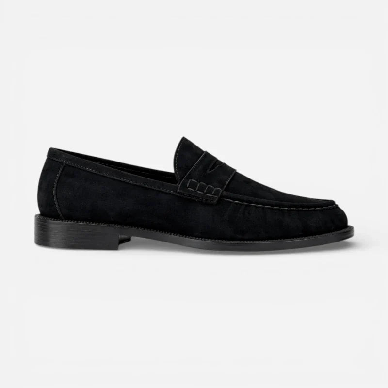 Vue latérale du mocassin en daim noir pour femme