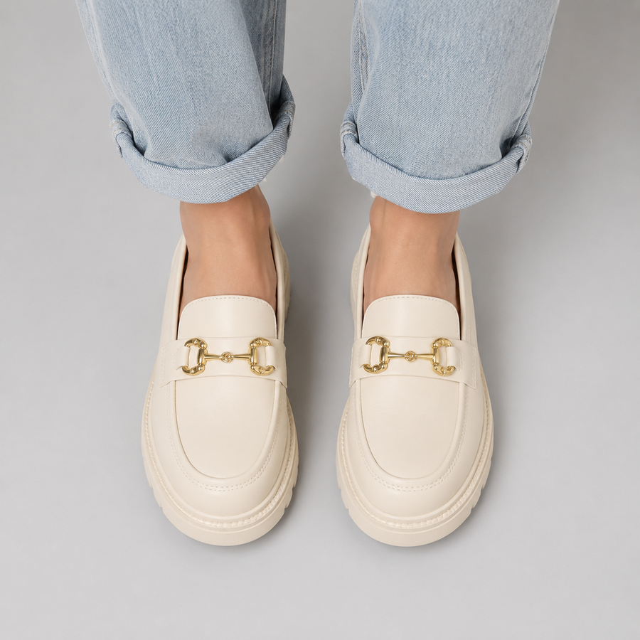 Mocassin femme blanc compensé à chainette dorée - gros plan chainette