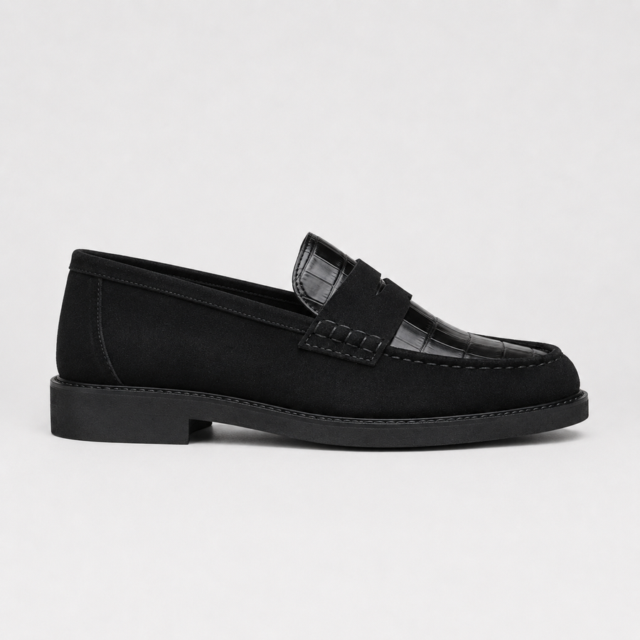 Vue latérale du mocassin noir confortable pour femme