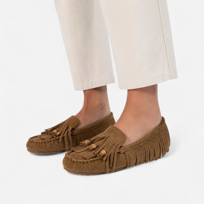 mocassin pour femme en daim marron vue de trois quart portée