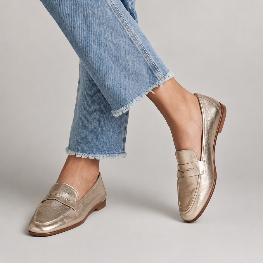 mocassin femme patchwork a bout rond vue portée lifestyle en arrêt photo studio