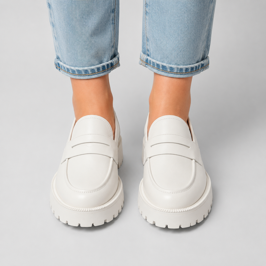 mocassin pour femme en cuir blanc avec plateforme vue de face portée