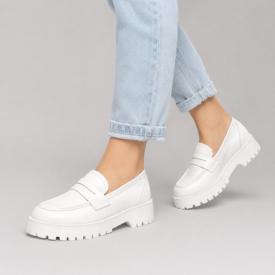 mocassin pour femme en cuir blanc avec plateforme vue portée en action de marche
