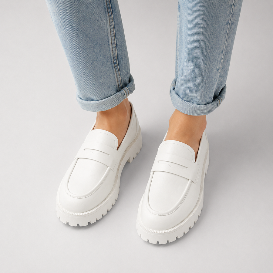 mocassin pour femme en cuir blanc avec plateforme vue de hauteur portée moyen proche