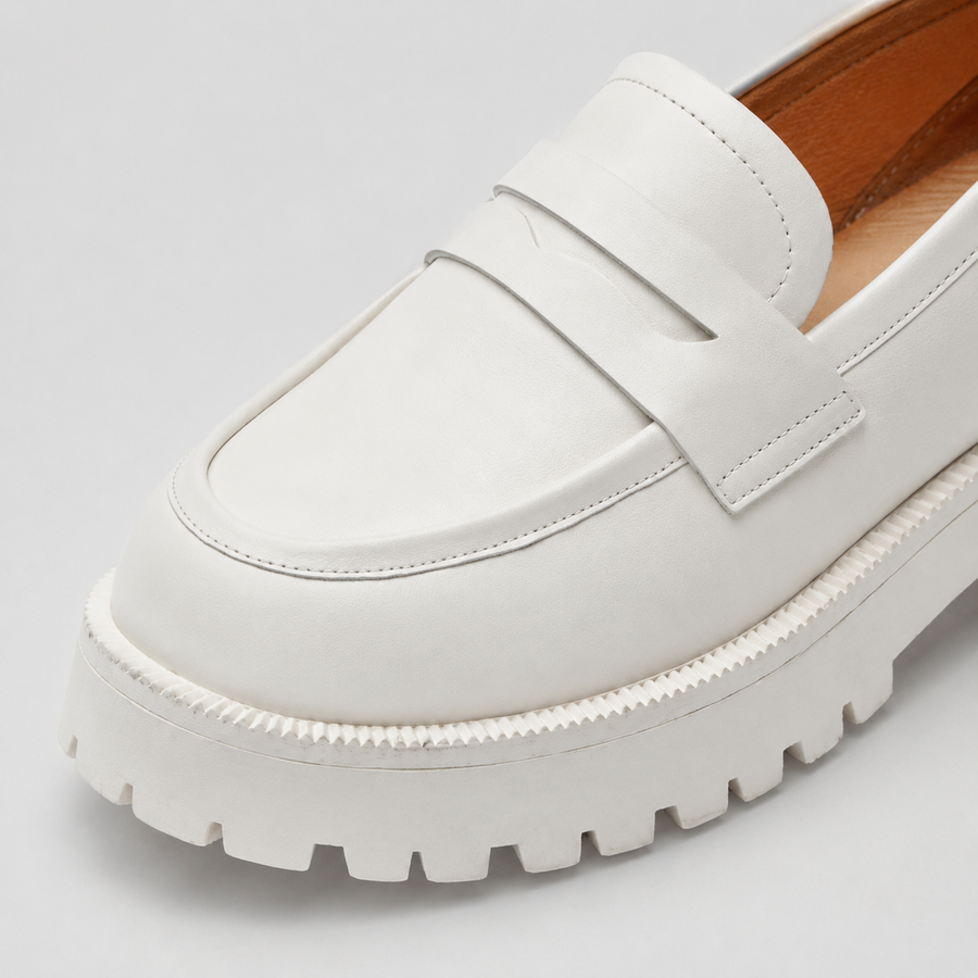mocassin pour femme en cuir blanc avec plateforme vue de proche détaillé non portée
