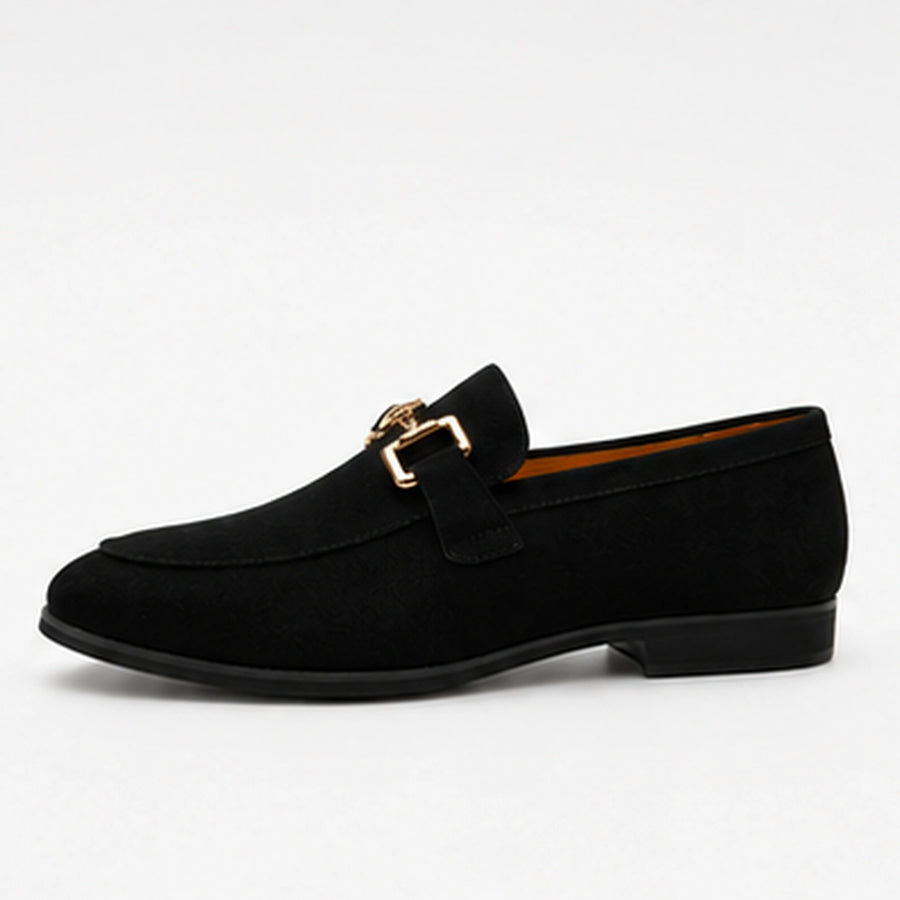 mocassin en daim noir nubuck avec mors dore vue de cote non portee