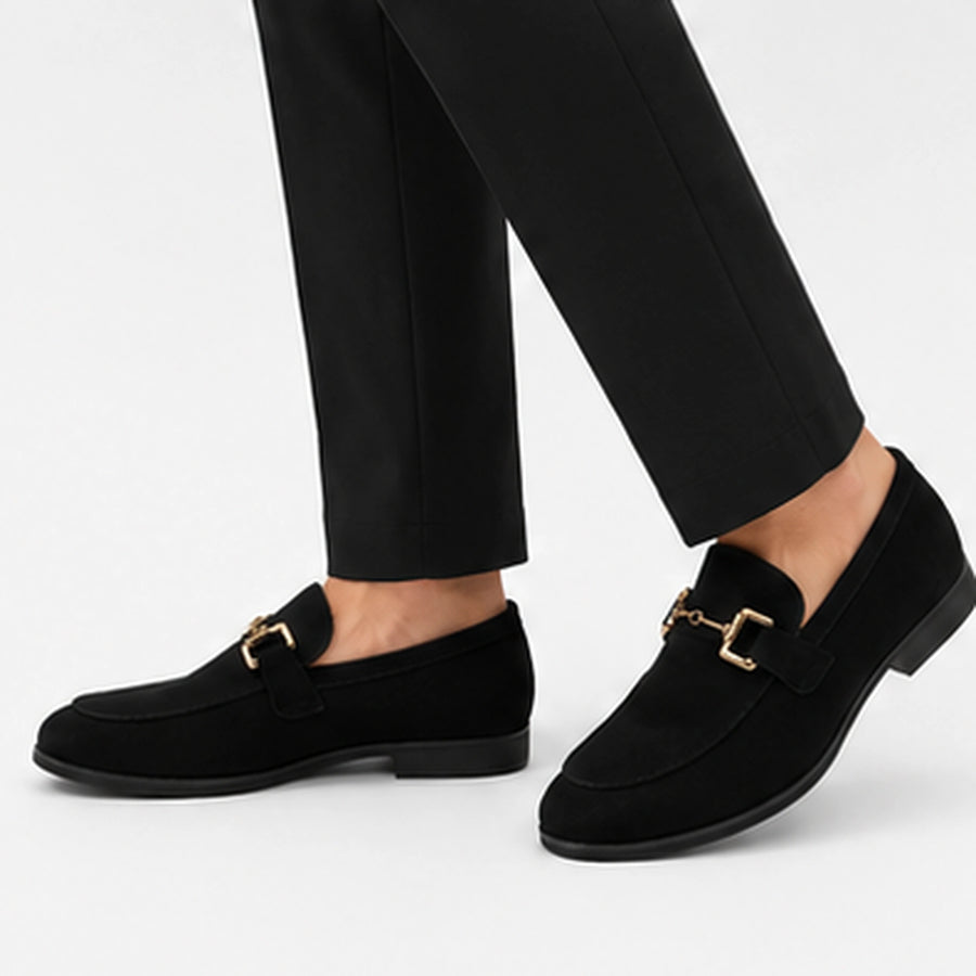 mocassin en daim noir nubuck avec mors dore photo lifestyle